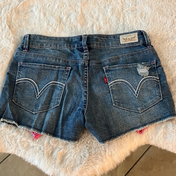 Woman’s Levi’s shorts - Picture 2 of 2